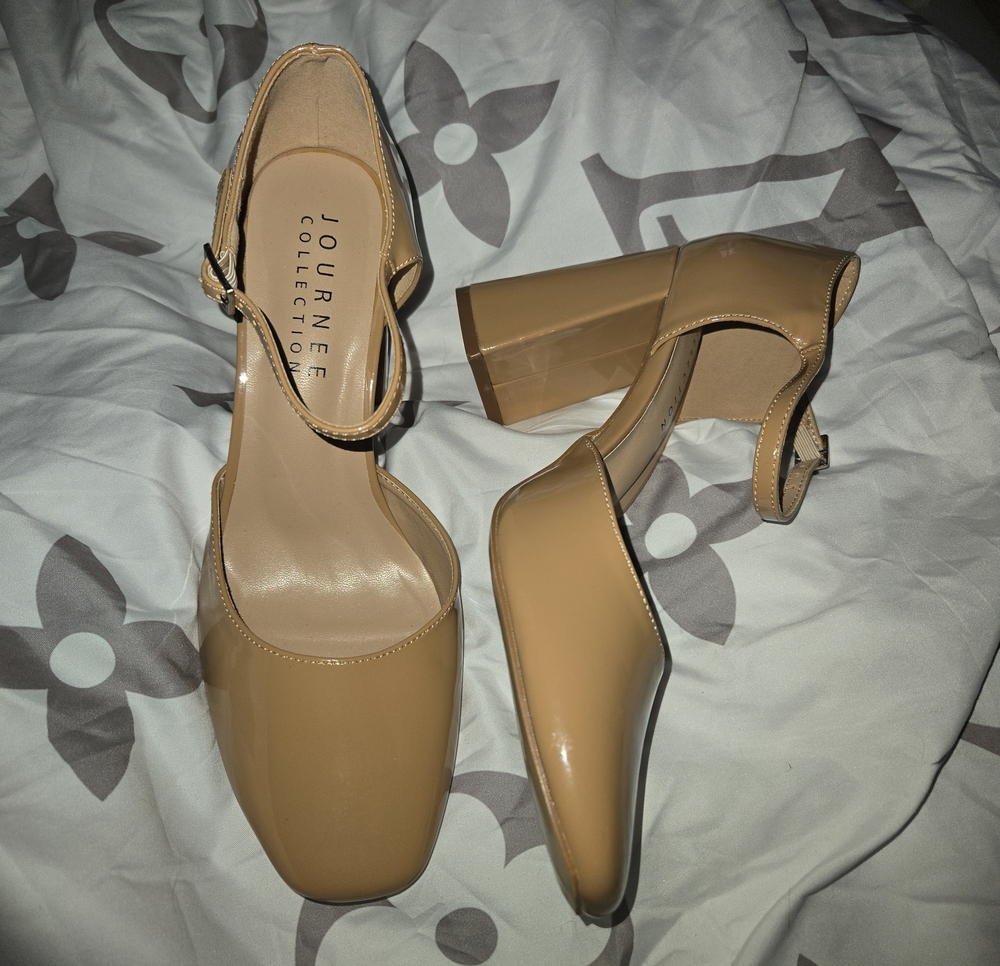 Journee Collection SIZE 9 WD Women's Tan  Patent Leather Block Heel